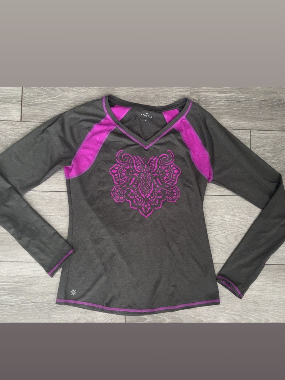 Athleta Size Medium Long Sleeved Vneck Shirt Gray & Purple Athletic